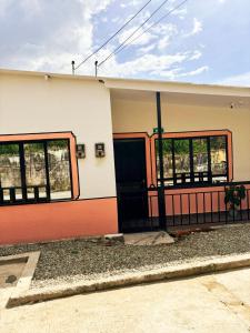 BuenavistaKira Apartahotel的建筑上设有门窗 更多4张照片