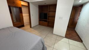 En eller flere senge i et værelse på Spacious House with 4 Bedrooms and Parking