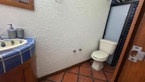 Et badeværelse på Spacious House with 4 Bedrooms and Parking + 8 billeder