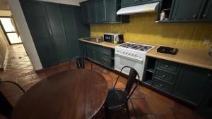 Køkken eller tekøkken på Spacious House with 4 Bedrooms and Parking