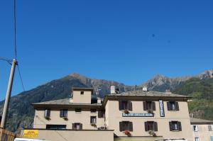 un bâtiment avec une montagne en arrière-plan dans l'établissement Hotel Delle Alpi, à Sondalo