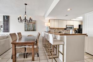 una cucina e una sala da pranzo con tavolo e sedie di Wind Drift 313N a Perdido Key