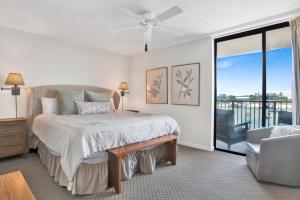 una camera da letto bianca con un letto e un balcone di Wind Drift 313N a Perdido Key Altre 25 foto