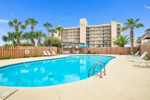 una piscina con un hotel sullo sfondo di Wind Drift 313N a Perdido Key