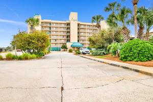 una strada di fronte a un hotel con palme di Wind Drift 313N a Perdido Key
