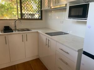 Køkken eller tekøkken på Private Lakeside Villa Near Beach, Pool Gated 10 Acres