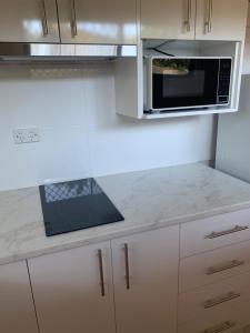 Køkken eller tekøkken på Private Lakeside Villa Near Beach, Pool Gated 10 Acres