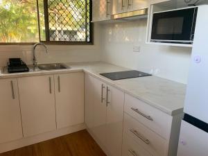 Η κουζίνα ή μικρή κουζίνα στο Villa 36 Retreat Hervey Bay