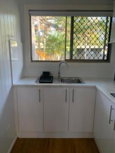 Η κουζίνα ή μικρή κουζίνα στο Villa 36 Retreat Hervey Bay