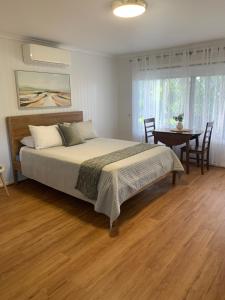 En eller flere senge i et værelse på Private Lakeside Villa Near Beach, Pool Gated 10 Acres