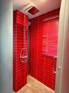 Et badeværelse på Panoramic sea view flat, overlooking Bang Bao + 10 billeder