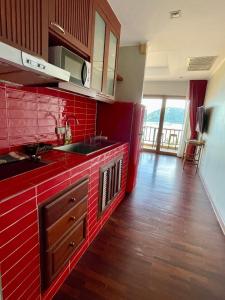 Køkken eller tekøkken på Panoramic sea view flat, overlooking Bang Bao