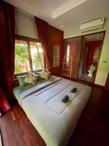 En eller flere senge i et værelse på Panoramic sea view flat, overlooking Bang Bao