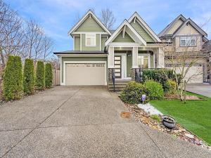 2 bed Suburban Oasis in Surrey في سوري: بيت زجاجي مع مرآب في الممر