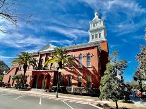 Un edificio con una torre de reloj en la parte superior. en Golf Cart to Beach , Pet Friendly, Fenced, Quiet, en Fernandina Beach 91 fotos más