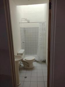 een badkamer met toilet en wastafel bij Casa #4 Studios in San Pedro +8 foto's