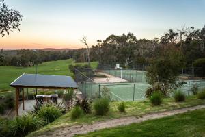 Εγκαταστάσεις για τένις ή/και σκουός στο Izzy's Retreat ή εκεί κοντά