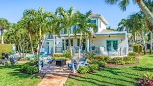 西耶斯塔岛The Sun Dial - 827的庭院里种有棕榈树和椅子的房子