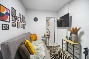 TV a/nebo společenská místnost v ubytování Homelike suites in the heart of China Town