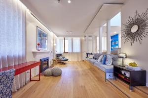 a living room with a couch and a table at Stylish 2BR Family-Friendly Retreat 4Guests Doncaster Westfield in Doncaster