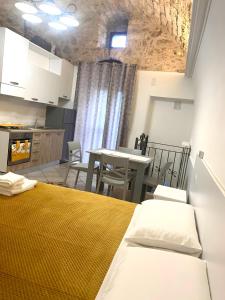 La Castellana في مونتي سانت أنجلو: غرفة بسرير ومطبخ مع طاولة