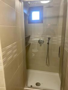 La Castellana في مونتي سانت أنجلو: دش مع باب زجاجي في الحمام