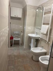 La Castellana في مونتي سانت أنجلو: حمام مع حوض ومرحاض