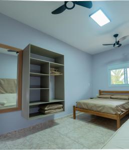 een slaapkamer met een bed en een plafondventilator bij O paraíso em Peruíbe Casa para até 25 pessoas in Peruíbe +93 foto's