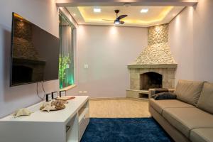 een woonkamer met een bank en een open haard bij O paraíso em Peruíbe Casa para até 25 pessoas in Peruíbe