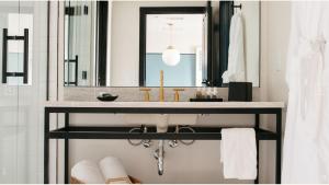 ein Badezimmer mit Waschbecken und Spiegel in der Unterkunft Hotel Emeline in Charleston