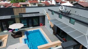an overhead view of a swimming pool next to a building at LYL 108 Private Pool Villa in Ipoh