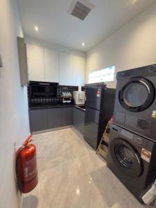 Η κουζίνα ή μικρή κουζίνα στο LYL 108 Private Pool Villa