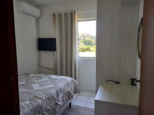 Giường trong phòng chung tại Residencial bella praia 2 H26