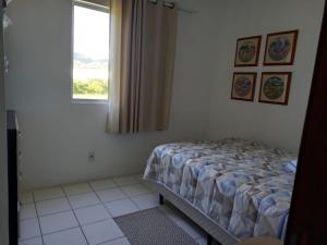 Giường trong phòng chung tại Residencial bella praia 2 H26