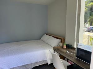 Giường trong phòng chung tại Epsom Home Suite