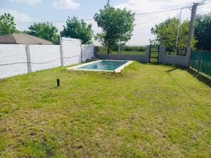a backyard with a swimming pool and a fence at Descanso LA MARTA in Pueblo Esther