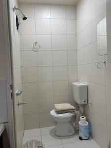 Et badeværelse på Shanti Loft B + 2 billeder