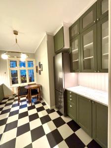 Una cocina o cocineta en Stad & Hav, Lägenhet i Strömstads Hjärta