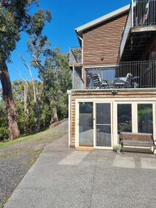 Kookaburra Retreat - Apartment في بكنهام: منزل أمامه جلسة