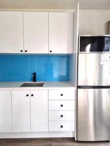 Kookaburra Retreat - Apartment في بكنهام: مطبخ بخزائن بيضاء وثلاجة من الفولاذ المقاوم للصدأ +35 صورة
