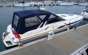 Sunseeker ZERO 6 - a Sunseeker San Remo 33 في Saint Peter Port: يتم رسو قارب أبيض في المرسى +6 صور