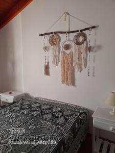 una camera da letto con un letto con nappe appese al muro di Ensueños del mar a Las Toninas