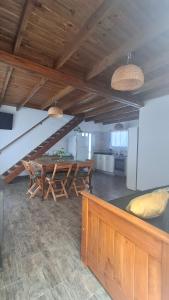 Un comedor con una mesa y una cocina. en Casa Saint Claire, en Santa Clara del Mar