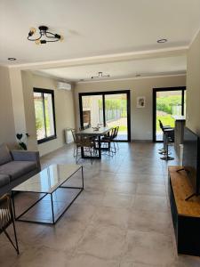 un salon avec un canapé et une table dans l'établissement Casa Alquiler Amoblada Salta, à Salta