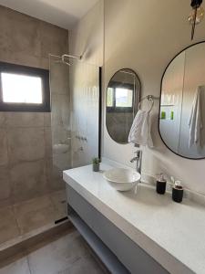 une salle de bain avec lavabo et douche dans l'établissement Casa Alquiler Amoblada Salta, à Salta 19 autres photos