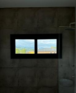 - une fenêtre dans la salle de bains avec vue dans l'établissement Casa Alquiler Amoblada Salta, à Salta