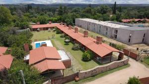 eine Luftansicht eines Gebäudes mit einem Hof in der Unterkunft Shanti Cabañas in Mina Clavero