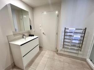 bagno con lavandino, doccia e asciugamani di 6 on Adams a Mount Maunganui Altre 69 foto