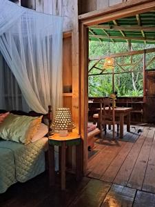 AlmiranteCasa Cacao的一间有床、桌子和窗户的房间