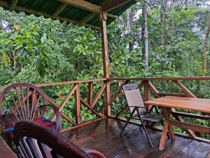 AlmiranteCasa Cacao的木制甲板配有木桌和椅子 更多17张照片